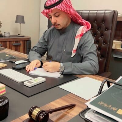 المحامي والمستشار القانوني محمد الدوسري يجلس على مكتبه